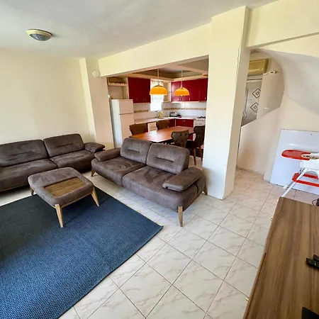 Yazlik Kleopatra Koyu Yaninda Villa Çeşme